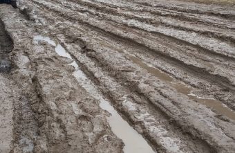 Дорога в Тверской области стала настоящим испытанием для водителей
