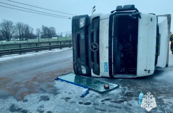 В Тверской области водитель грузовика не справился с управлением и перевернулся В Тверской области водитель грузовика не справился с управлением и перевернулся
