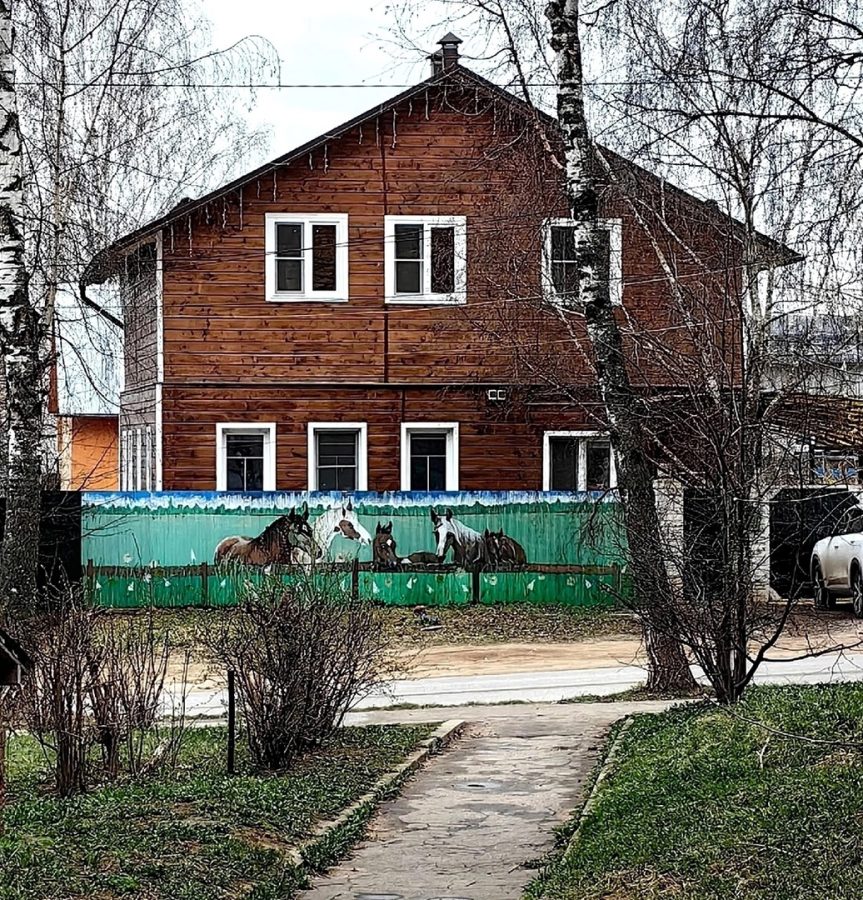 Красочный забор радует прохожих на улице в Тверской области