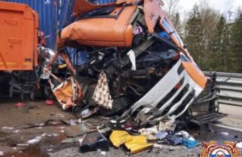 На трассе М-11 в Тверской области столкнулись два автомобиля На трассе М-11 в Тверской области столкнулись два автомобиля