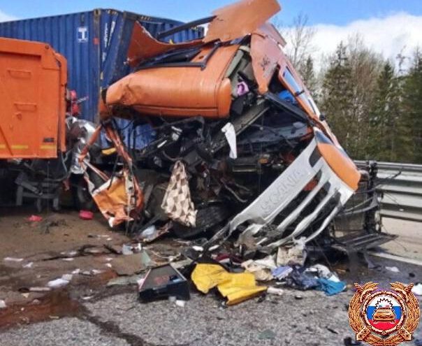 На трассе М-11 в Тверской области столкнулись два автомобиля На трассе М-11 в Тверской области столкнулись два автомобиля