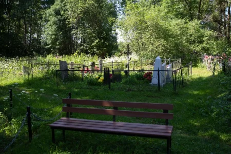 С захоронения на кладбище в Тверской области украли цепи