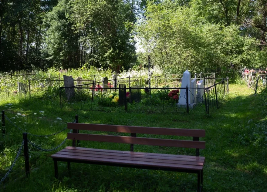 С захоронения на кладбище в Тверской области украли цепи