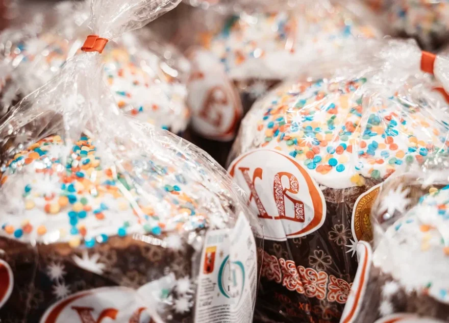 Во всех районах Твери начали продавать пасхальные куличи