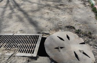 Жители Тверской области боятся провалиться в открытый люк Жители Тверской области боятся провалиться в открытый люк