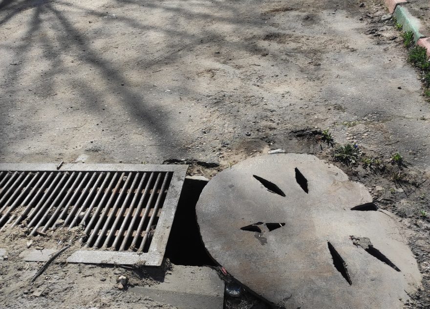 Жители Тверской области боятся провалиться в открытый люк