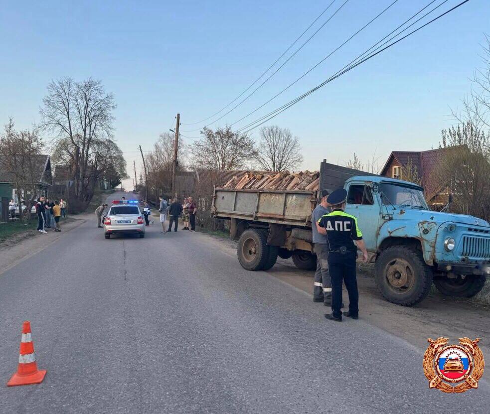В Тверской области маленький велосипедист врезался в самосвал