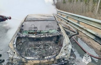 Автомобиль в Тверской области загорелся прямо в движении Автомобиль в Тверской области загорелся прямо в движении