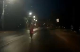 В Тверской области пешеход чуть не попал под машину из-за несоблюдения ПДД В Тверской области пешеход чуть не попал под машину из-за несоблюдения ПДД