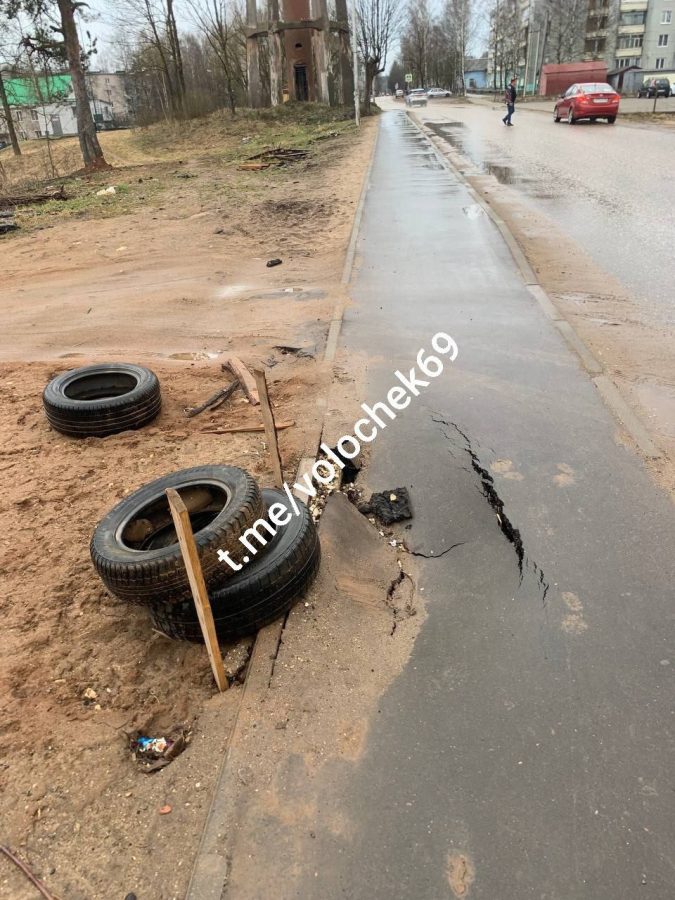 В Тверской области полностью обвалился тротуар