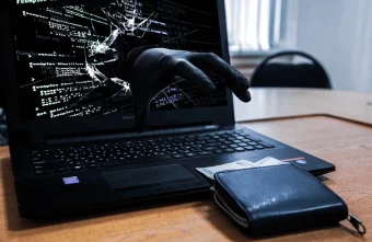 Мошенники в Интернете обманули двух жительниц из Тверской области