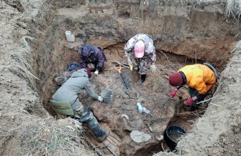 Поисковики нашли в Тверской области останки красноармейцев и их вещи Поисковики нашли в Тверской области останки красноармейцев и их вещи