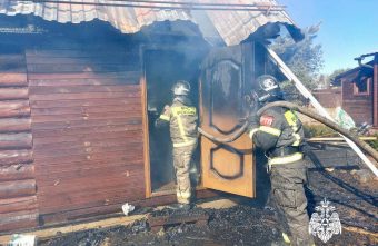 Пожарные не дали огню перекинуться на соседние дома в Тверской области Пожарные не дали огню перекинуться на соседние дома в Тверской области