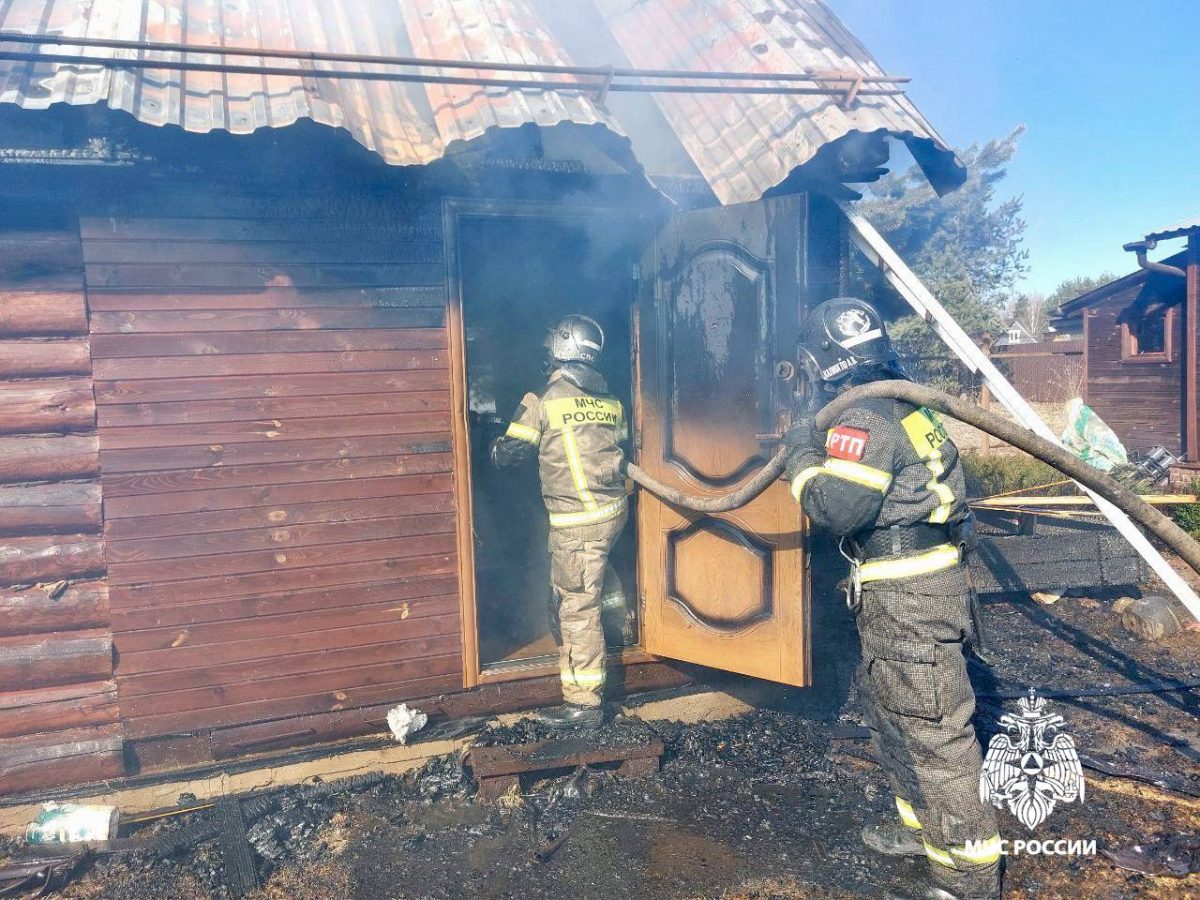 Пожарные не дали огню перекинуться на соседние дома в Тверской области Пожарные не дали огню перекинуться на соседние дома в Тверской области