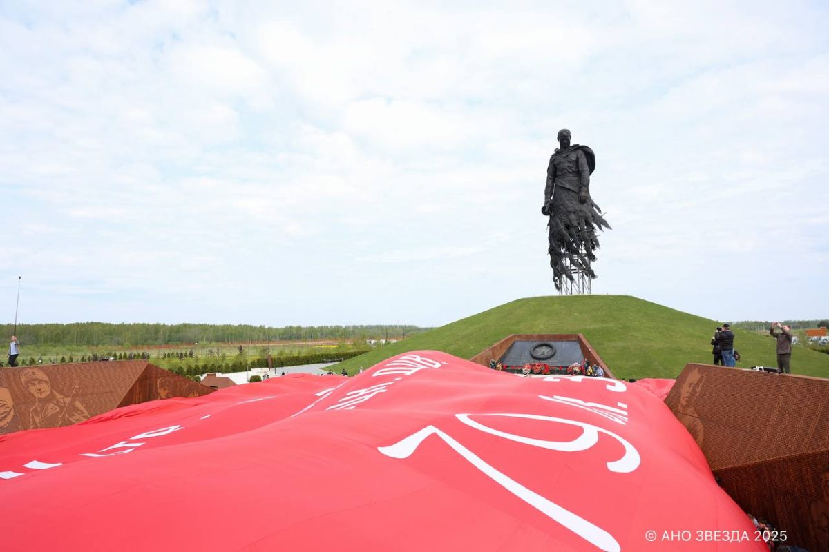 У Ржевского мемориала развернули самое большое в мире Знамя Победы