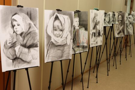 «Память в сердце храня»: в Твери открылась выставка картин вдовы участника СВО