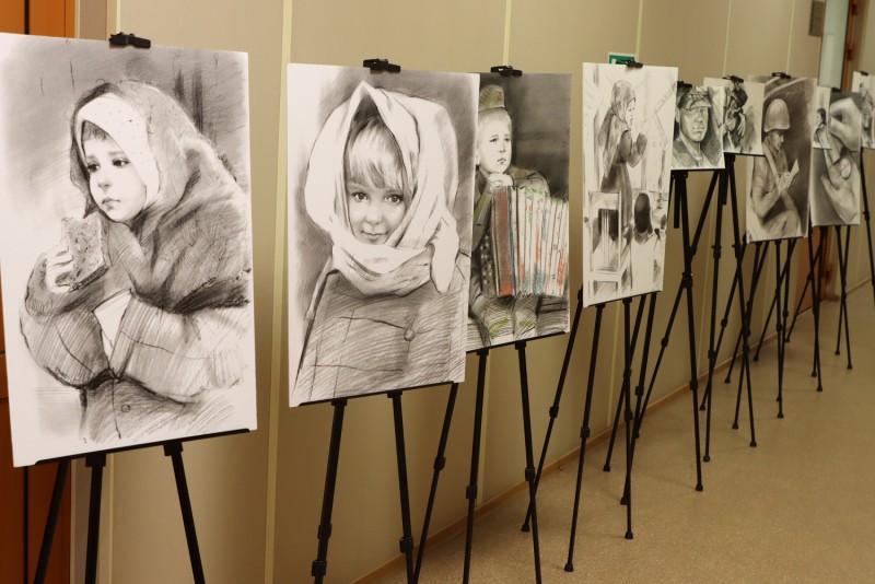 «Память в сердце храня»: в Твери открылась выставка картин вдовы участника СВО