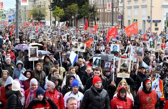 Больше 11 тысяч человек приняли участие в шествии «Бессмертного полка» в Твери Больше 11 тысяч человек приняли участие в шествии «Бессмертного полка» в Твери