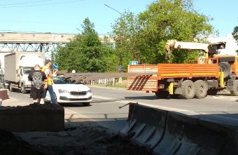 В Твери железные конструкции выпали из Камаза на такси конструкции