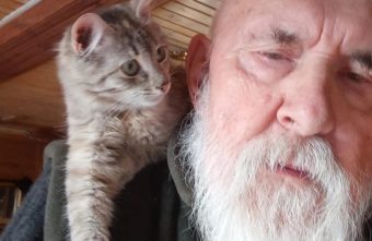 Тверские волонтеры помогают дедушке, который тратит пенсию на бездомных животных Тверские волонтеры помогают дедушке, который тратит пенсию на бездомных животных