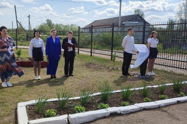 На территории колледжа в Андреаполе открыли вишневую аллею памяти На территории колледжа в Андреаполе открыли вишневую аллею памяти