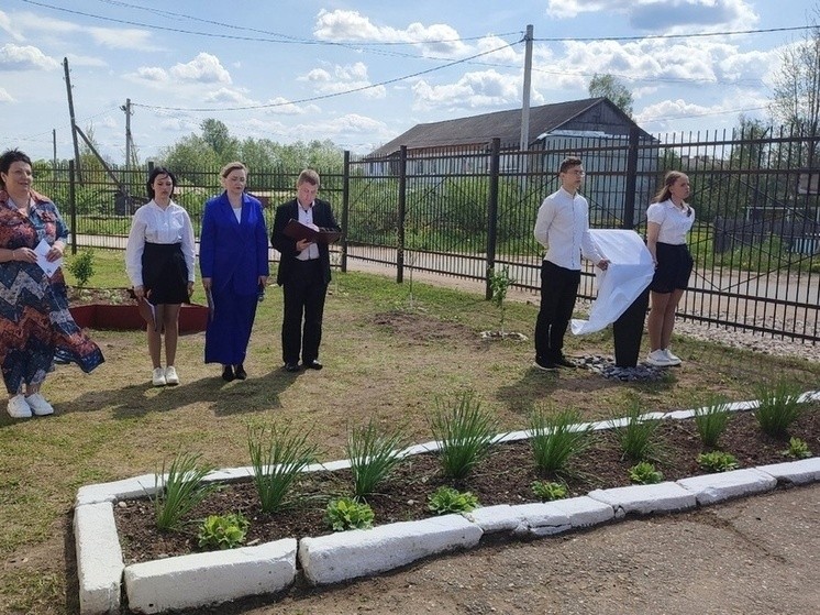 На территории колледжа в Андреаполе открыли вишневую аллею памяти