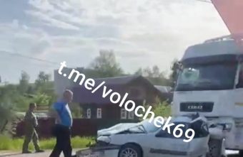 На трассе в Тверской области фура впечатала легковушку в "ГАЗель" фура