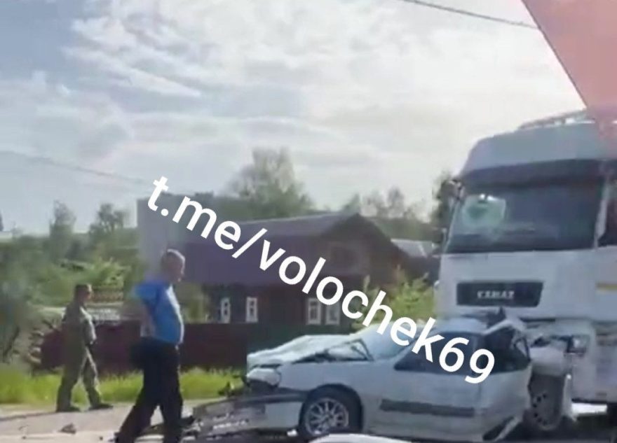 На трассе в Тверской области фура впечатала легковушку в "ГАЗель" фура
