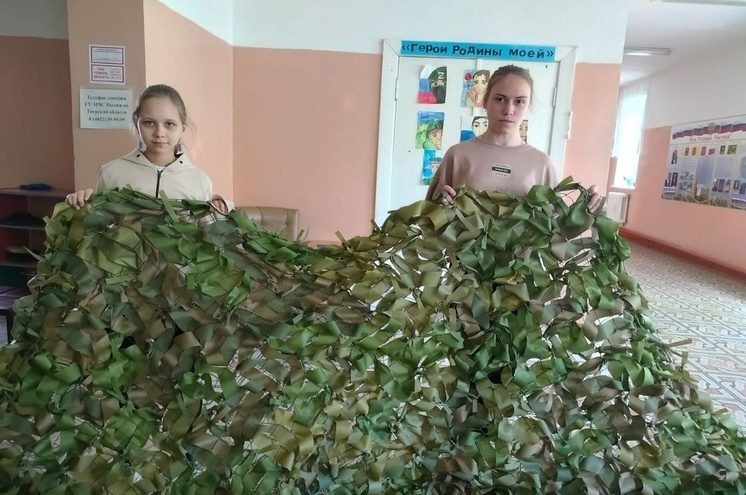 Школьники из Оленино плетут маскировочные сети для военных