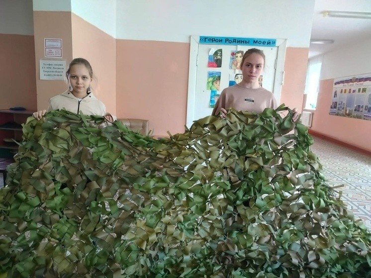 Школьники из Оленино плетут маскировочные сети для военных