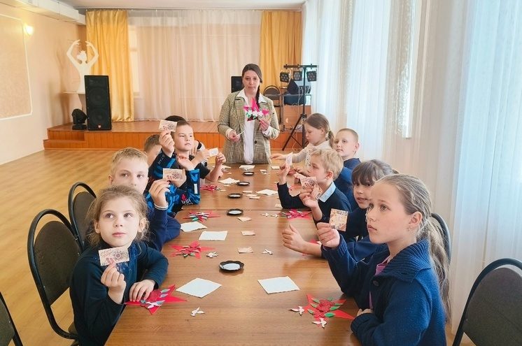 Дети из Оленино Тверской области сделали открытки для ветеранов войны