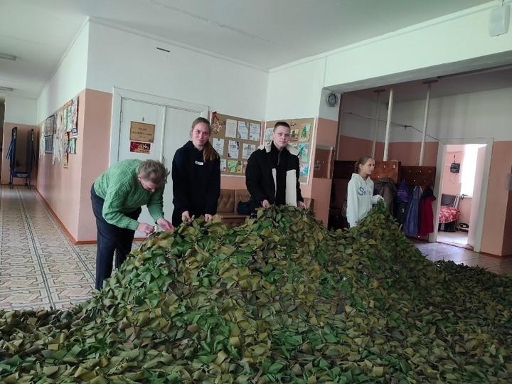 Школьники из Оленино плетут маскировочные сети для военных
