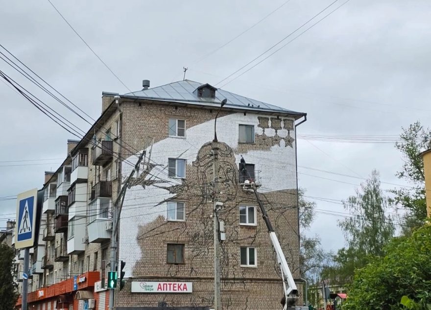 На доме в Тверской области начали рисовать мурал летчика-аса Александра Покрышкина На доме в Тверской области начали рисовать мурал летчика-аса Александра Покрышкина