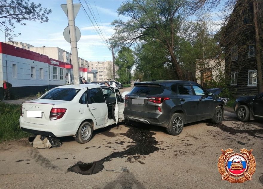 Девочка и женщина пострадали в столкновении трёх автомобилей в Тверской области девочка