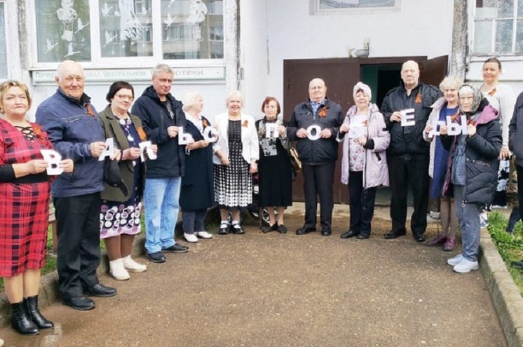 В Андреаполе прошла акция «Вальс Победы»: жители танцевали под музыку военных лет В Андреаполе прошла акция «Вальс Победы»: жители танцевали под музыку военных лет