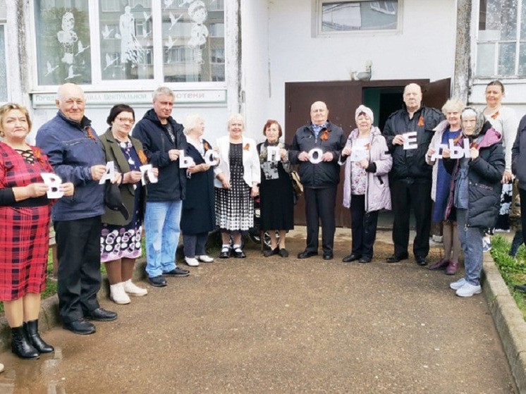 В Андреаполе прошла акция «Вальс Победы»: жители танцевали под музыку военных лет