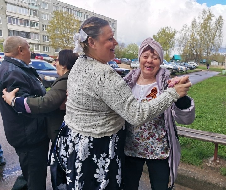 В Андреаполе прошла акция «Вальс Победы»: жители танцевали под музыку военных лет