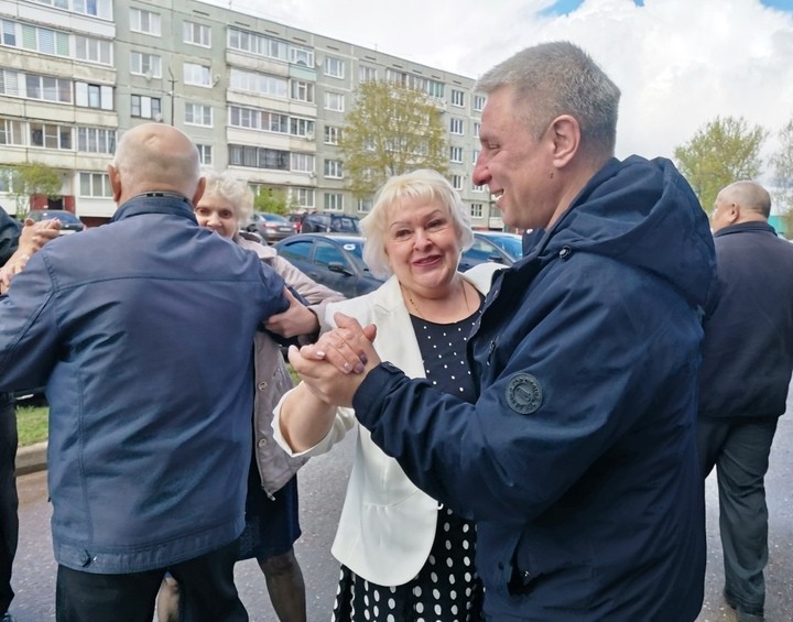 В Андреаполе прошла акция «Вальс Победы»: жители танцевали под музыку военных лет