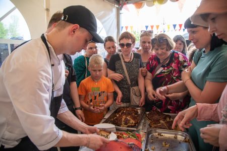 Фестиваль пожарских котлет в Торжке: кулинарный праздник, который нельзя пропустить Фестиваль пожарских котлет в Торжке: кулинарный праздник, который нельзя пропустить
