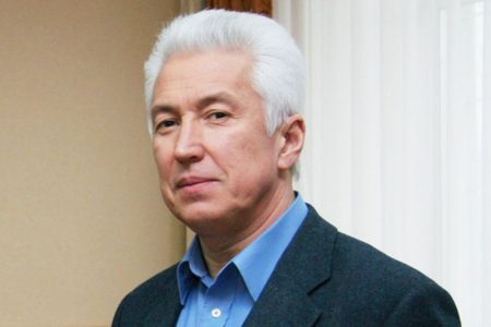 Руководитель фракции «Единая Россия» Владимир Васильев поздравил россиян с Днем Победы