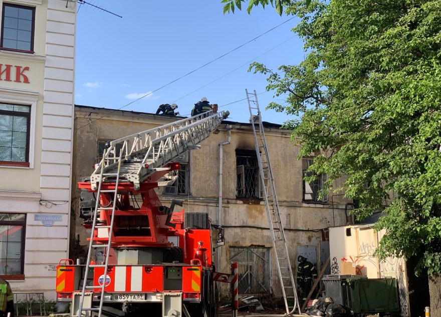 Пожарные потушили загоревшуюся в центре Твери заброшку пожар