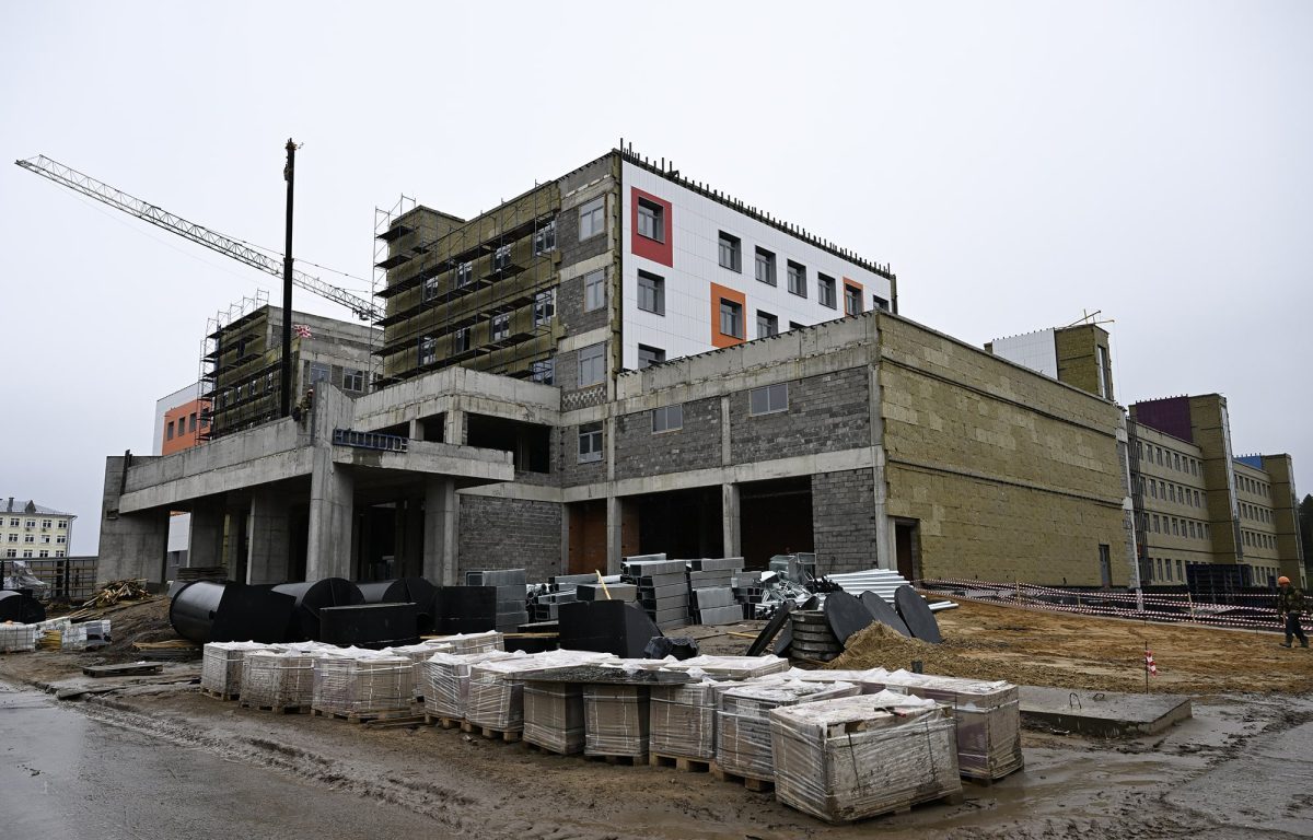 Больше 250 человек задействовано в строительстве ДОКБ в Твери