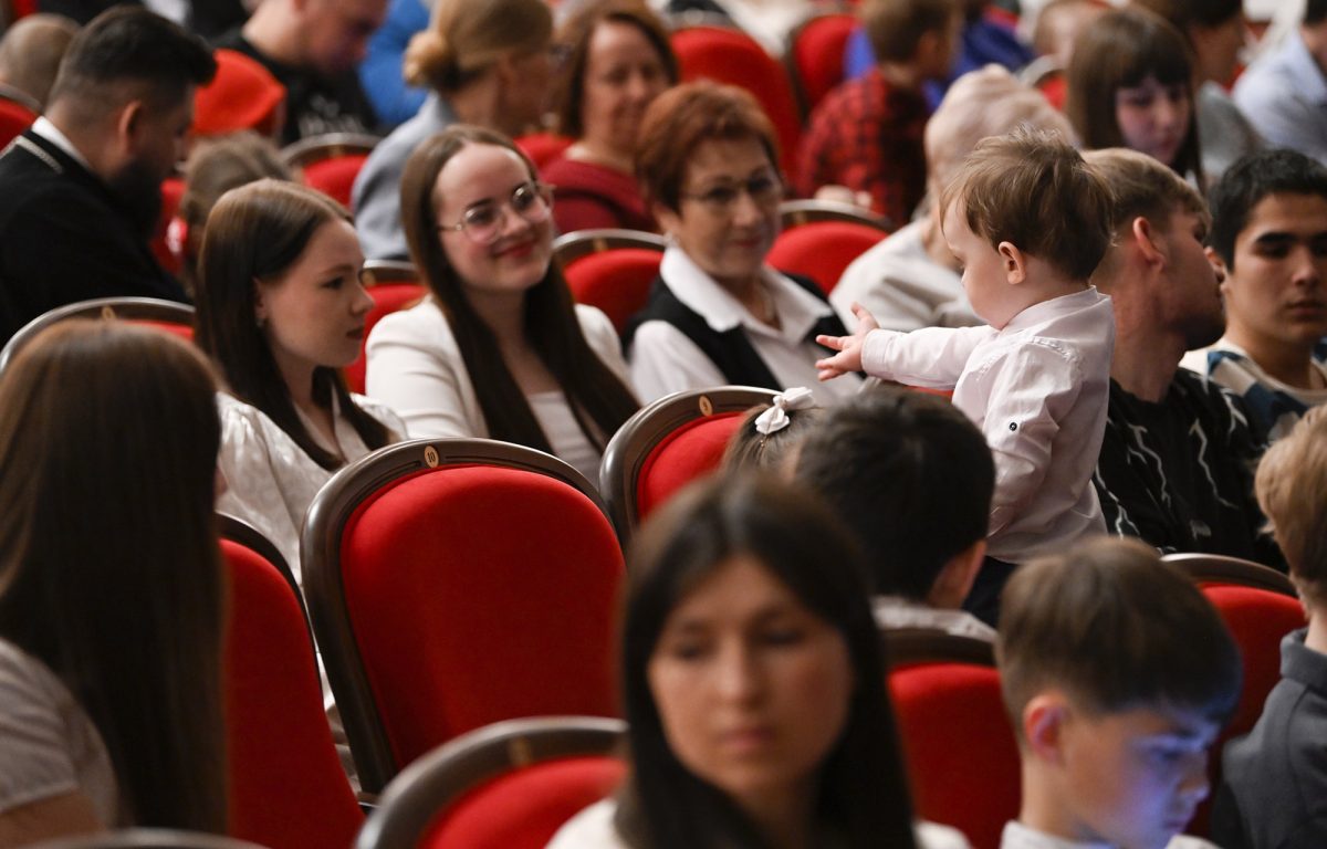 Губернатор Игорь Руденя наградил победителей регионального этапа конкурса «Семья года»