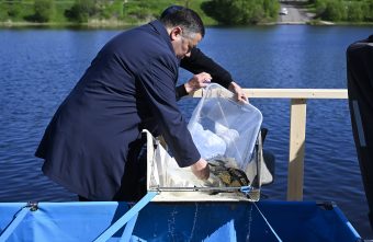 Игорь Руденя вместе с суворовцами и юннатами выпустил в Волгу молодь стерляди Игорь Руденя вместе с суворовцами и юннатами выпустил в Волгу молодь стерляди