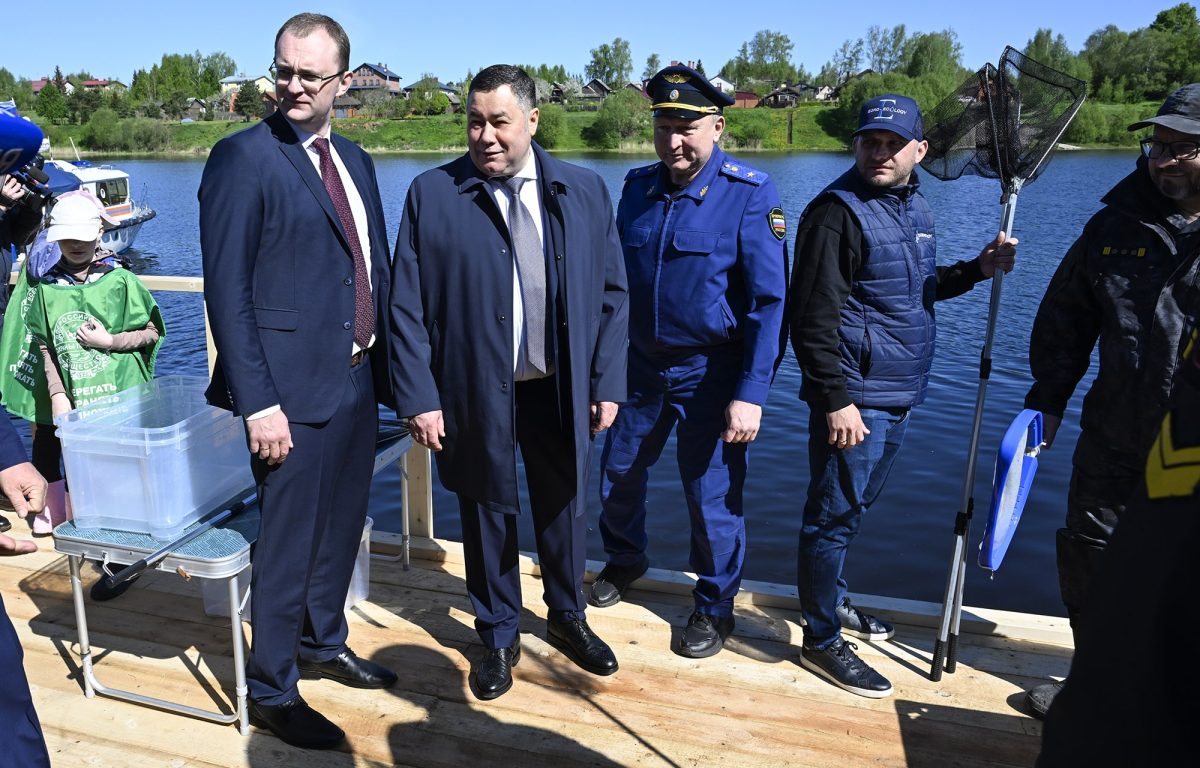 Игорь Руденя вместе с суворовцами и юннатами выпустил в Волгу молодь стерляди