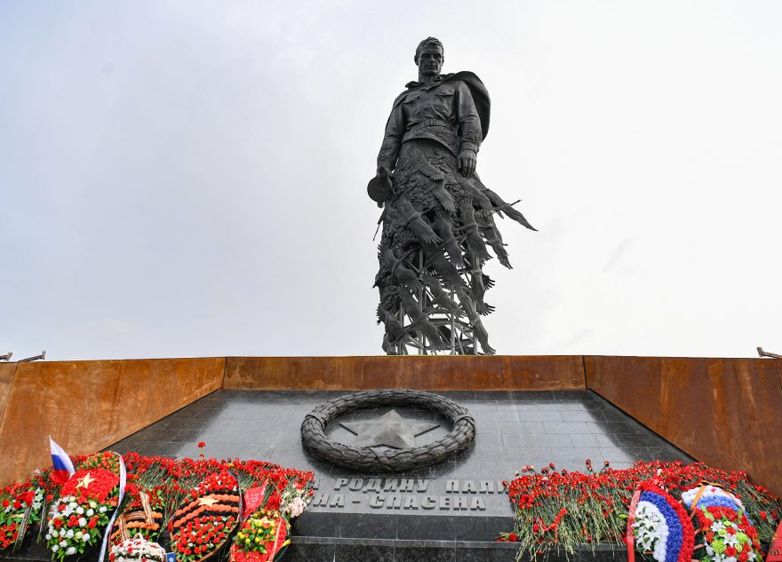 В Тверской области торжества в честь 80-летия Великой Победы начались у Ржевского мемориала