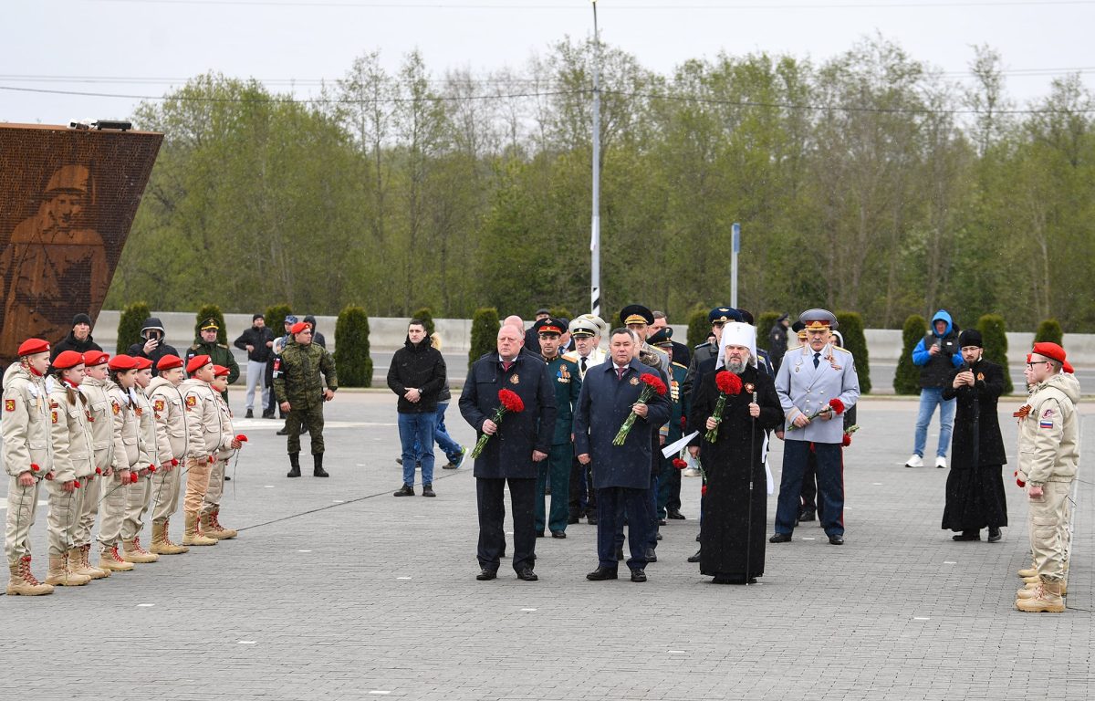 В Тверской области торжества в честь 80-летия Великой Победы начались у Ржевского мемориала