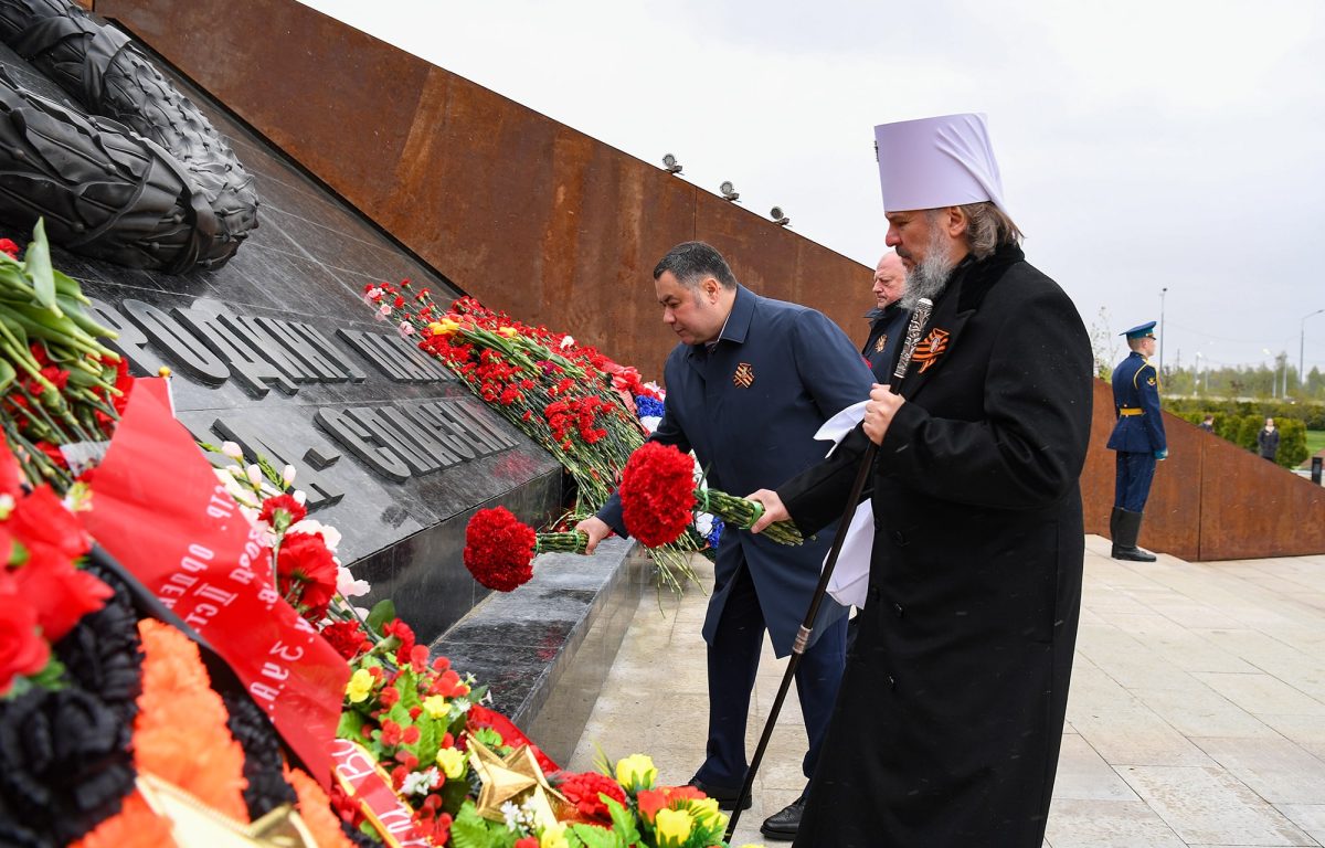 В Тверской области торжества в честь 80-летия Великой Победы начались у Ржевского мемориала