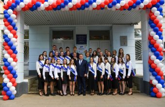 Губернатор Игорь Руденя принял участие в праздничном мероприятии «Последний звонок» в гимназии №8 города Твери губернатор