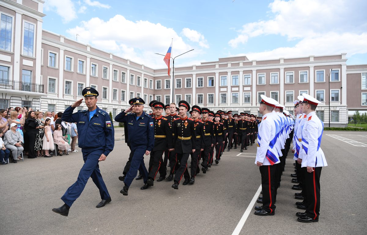 Для выпускников Тверского суворовского училища прозвучал последний звонок